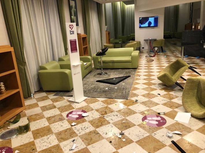 Un cliente dell'hotel San Marco d&agrave;  in escandescenza e  distrugge la hall