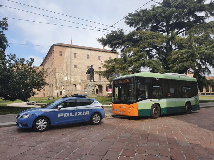 Due stranieri in escandescenza sugli autobus di linea. Bloccati e denunciati dalla polizia