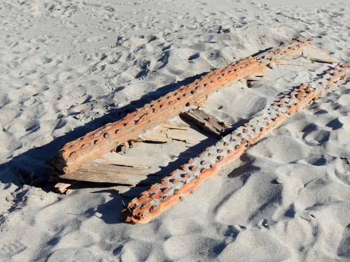 Dalle sabbie del Po emergono i resti di una vecchia imbarcazione