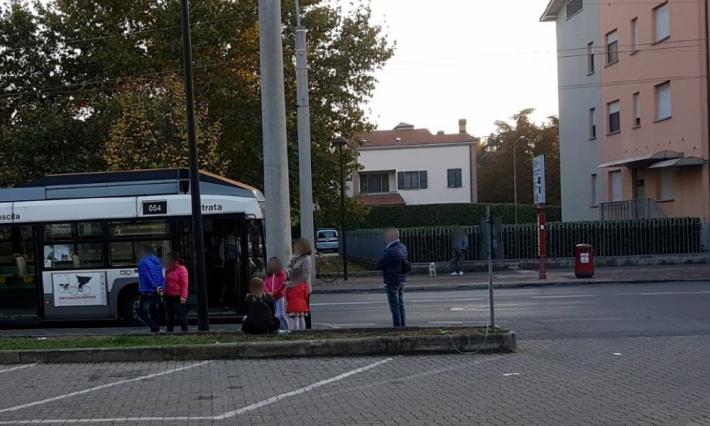 Raid al peperoncino sul bus: una donna incinta e due bambini all'ospedale