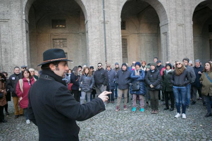 Investigatori in marcia tra delitti e scene pulp