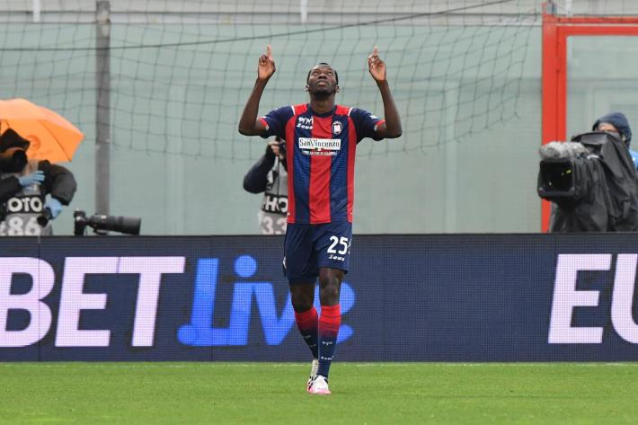Segna un gol: insulti choc contro Simy,  attaccante del Crotone