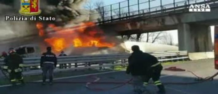 Cisterna in fiamme in A21, 6 morti tra cui due bambini
