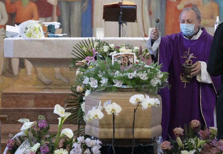 Alice Viola canta tra le lacrime al funerale della sorellina Sophia