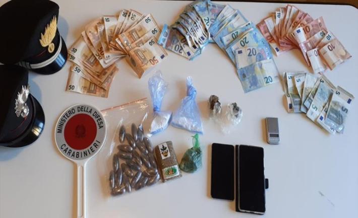 Fontevivo, scoperti di notte con la droga mentre fumano al parco 