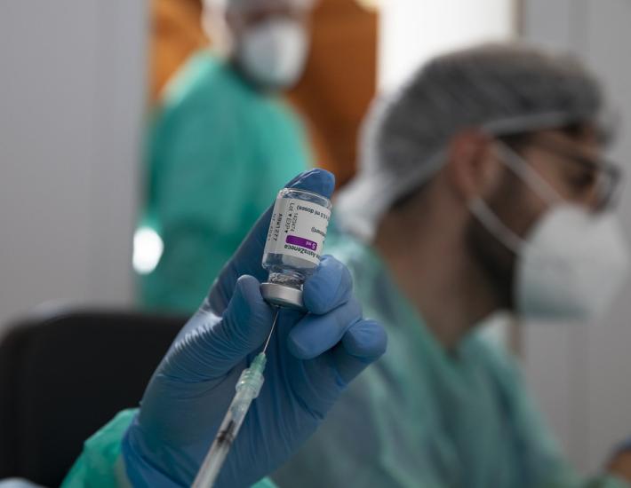 AstraZeneca, mancano le dosi: priorit&agrave; alla scuola. Over 75 a rischio slittamento