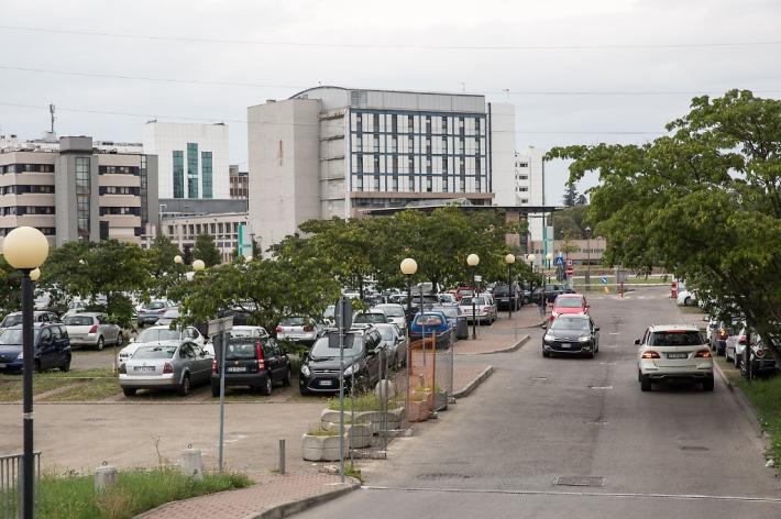 Parcheggi vicino agli ospedali: Fiazza chiede un cambio di rotta