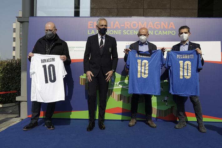 Le maglia della nazionale al sindaco, ma con un refuso