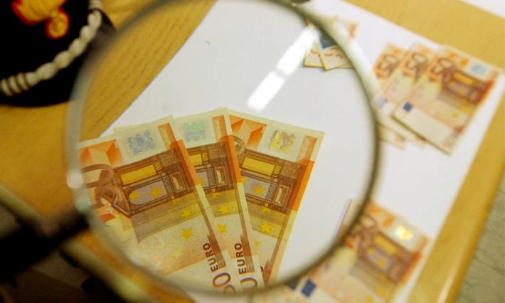 Prova a &laquo;spacciare&raquo; soldi falsi. Ma viene scoperto