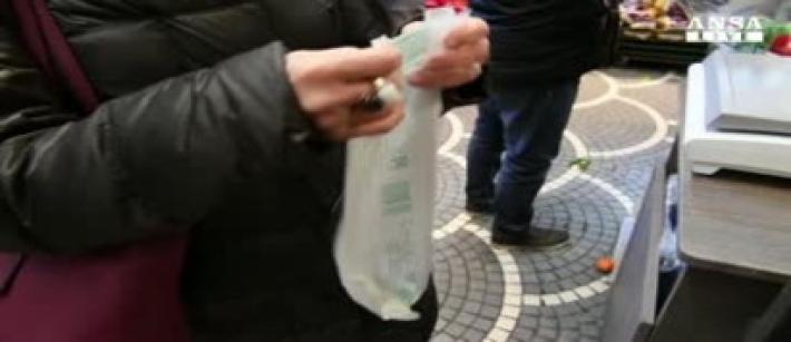 Pi&ugrave; ortofrutta confezionata per non pagare i sacchetti bio