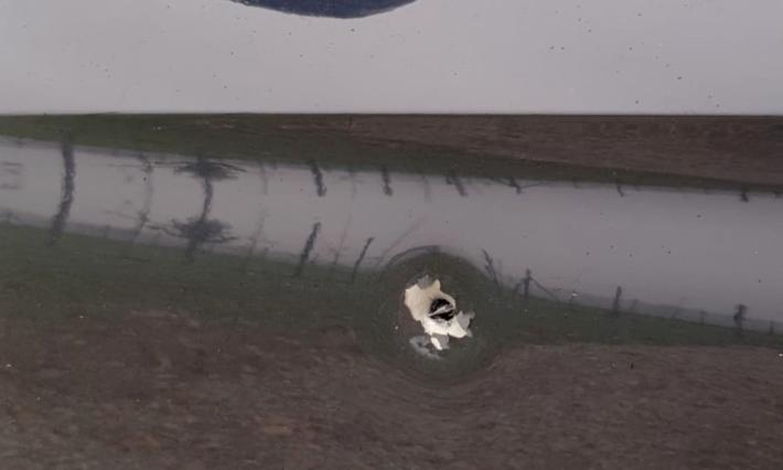 Auto colpita da un proiettile vagante