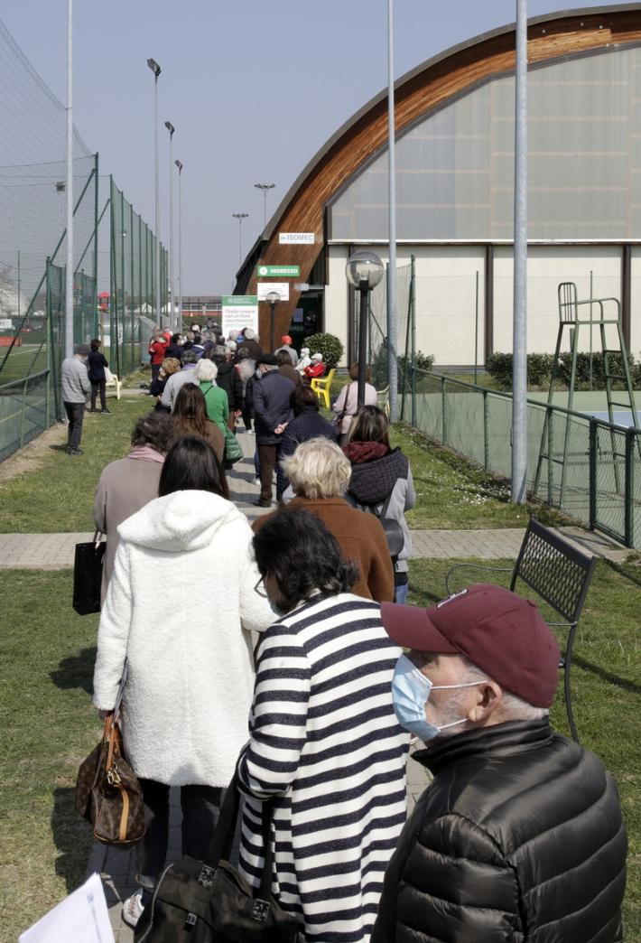 PalaPonti, lunghe code all'aperto per vaccinarsi