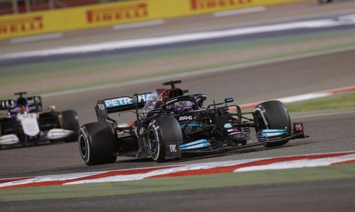 Hamilton batte in volata Verstappen in Bahrain