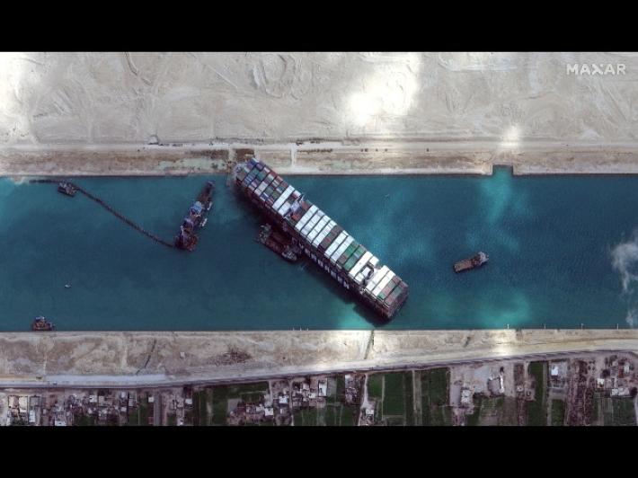 Suez, la portacontainer incagliata ha iniziato a muoversi