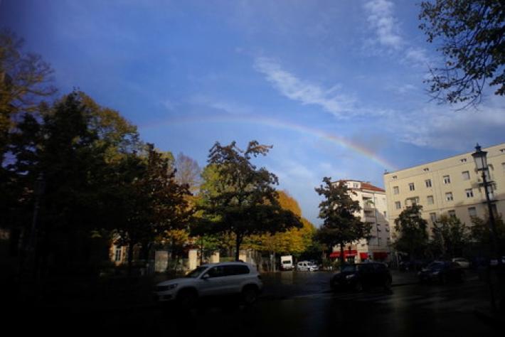 Dopo il diluvio, l'arcobaleno abbraccia piazzale Picelli