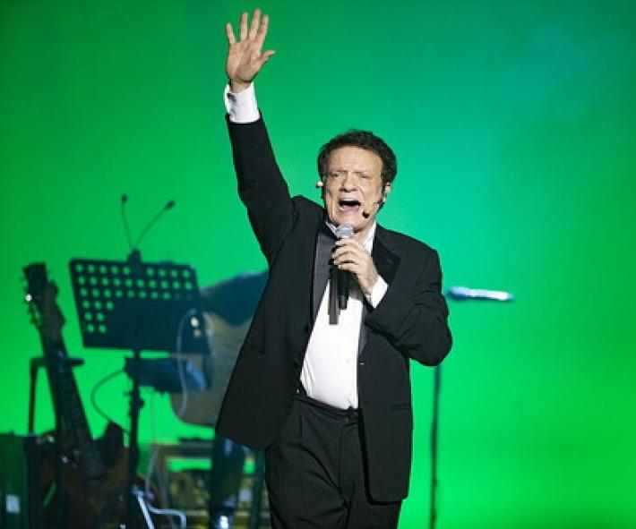 Posticipato al 12 dicembre il concerto di Massimo Ranieri infortunato dopo la caduta dal palco