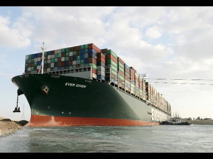 Suez: liberata la Ever Given, riprende il traffico