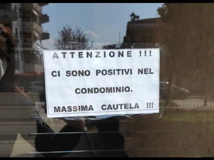 Covid: cartello in condominio, "attenzione ci sono positivi"