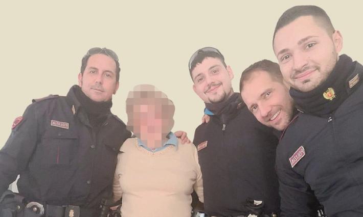 Sola a Natale, chiama il 113. E i poliziotti vanno a farle compagnia