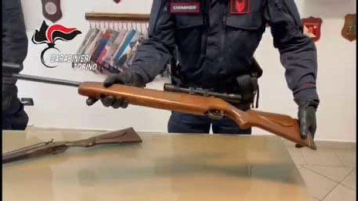 Fucili e cartucce in un casolare, arrestati padre e figlio