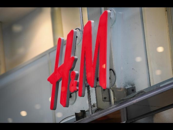 I conti di H&M: perdita a febbraio, pesano le chiusure anti-Covid in Europa. Ripresa a marzo