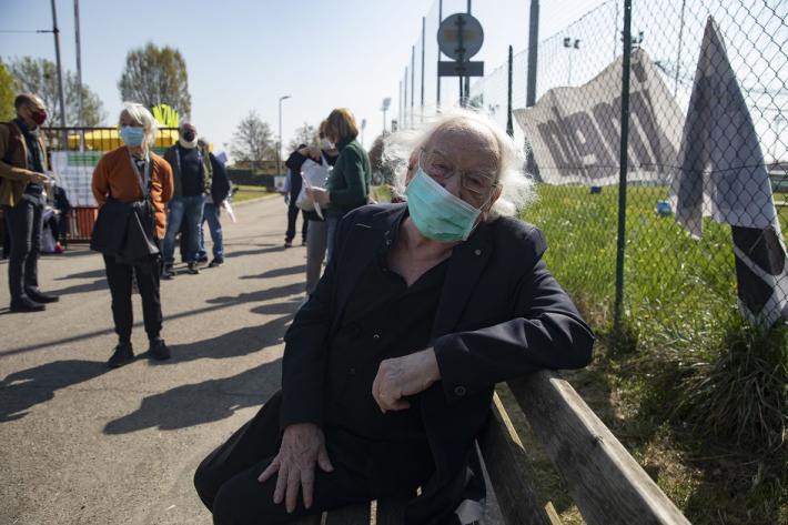 Anche Giacomo Rizzolatti in coda per il vaccino a Moletolo