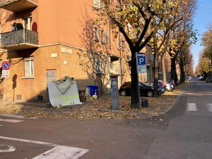 Materassi abbandonati in strada. E qualcuno scrive "Vergogna"