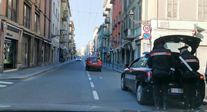 Entra in tabaccheria, minaccia la titolare  con un coltello per avere un gratta e vinci, lo paga e fugge: preso e denunciato