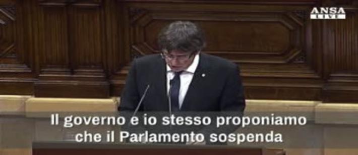 Puigdemont sospende l'indipendenza