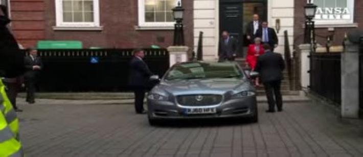 Theresa May: "Nuovo governo per Brexit e sicurezza". Ma si profila un Parlamento bloccato