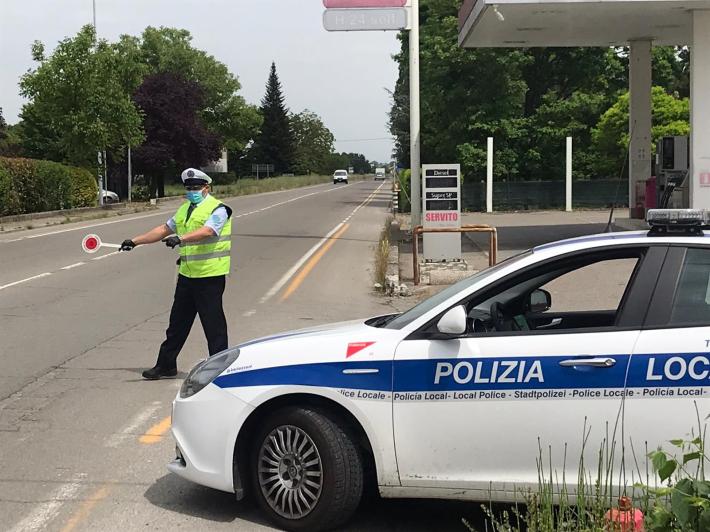 In 15 a giocare a biliardo dentro al bar senza mascherina: scoperti dalla polizia locale