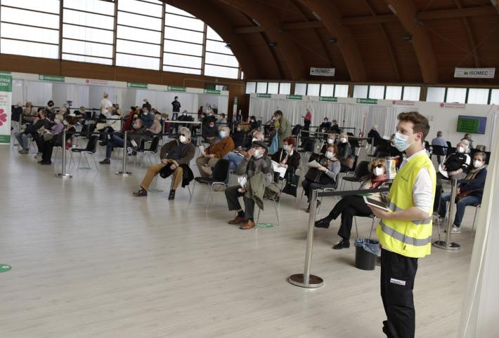 Al Pala Ponti e al Maggiore la macchina delle vaccinazioni non si ferma per Pasqua