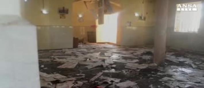 Ragazzo-kamikaze fa strage in moschea, almeno 50 morti