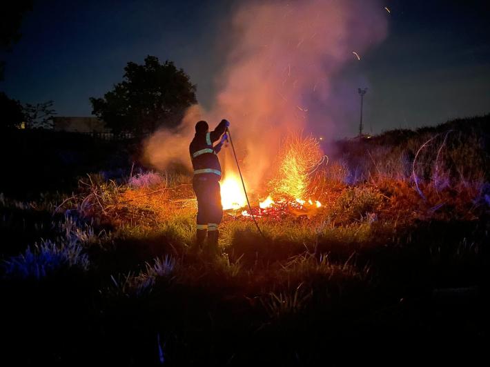 Fienile in fiamme a Specchio: vigili del fuoco al lavoro dalla notte