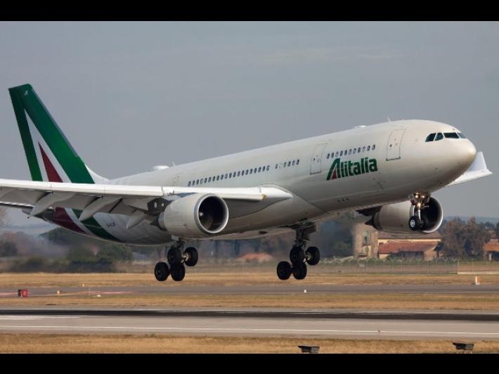 Alitalia, arrivati i ristori: ora pagher&agrave; gli stipendi di marzo