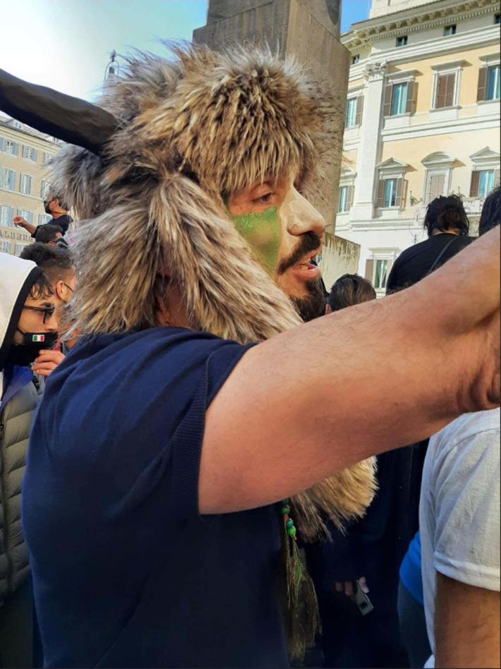 Il ristoratore vestito da "sciamano": "Terr&ograve; aperti i miei locali, continuer&ograve; a protestare"