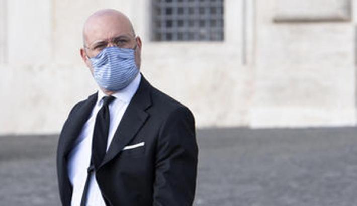 Bonaccini: "Subito il super green pass per i luoghi di lavoro". E la Dad "la evitiamo solo coi vaccini"