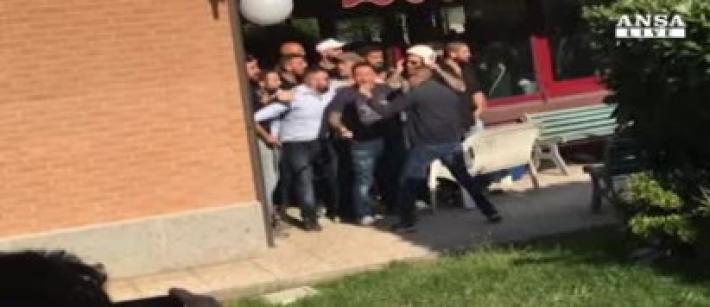 Militante di Casapound ne colpisce per errore un altro