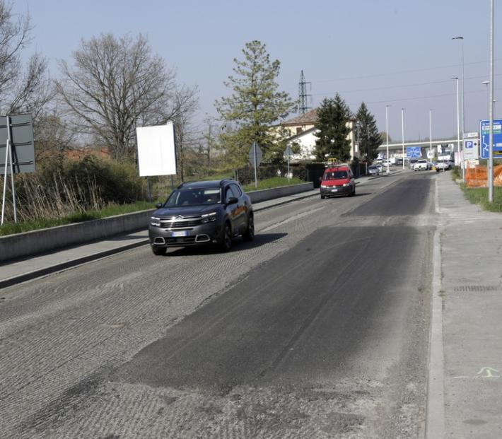 Via Langhirano, disagi per il cantiere infinito