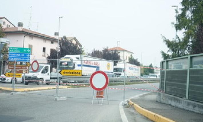 Via Europa, insieme al cantiere partono anche i disagi