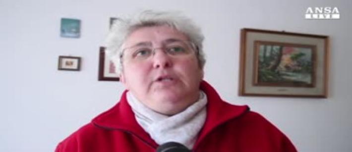 Casa bruciata, la vicina: "Ho visto cadere tutta la famiglia" Video