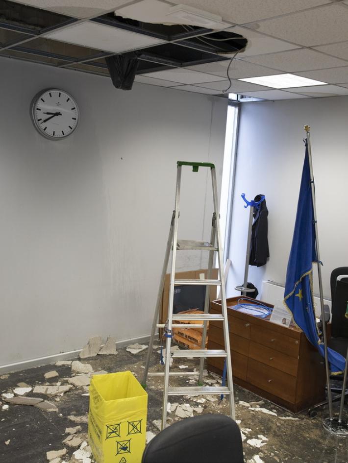 Crolla controsoffitto, allagato il Duc