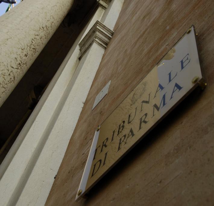 Si finge poliziotto, conquista una donna e poi la minaccia