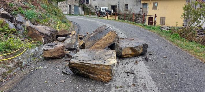 Grossi massi cadono sulla strada: tragedia sfiorata