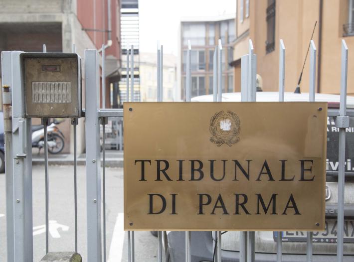 Prese a calci e pugni il rivale in amore: condannato