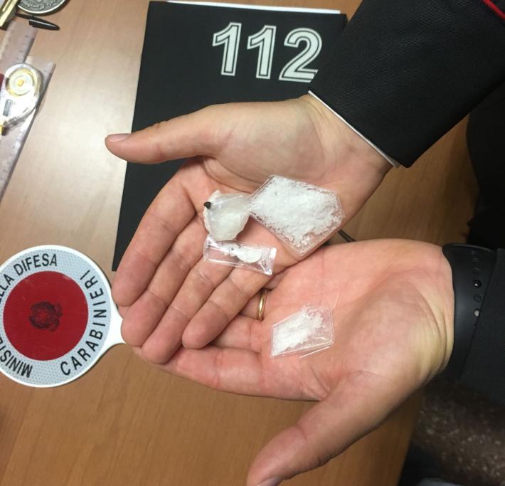 Trovato con 50 dosi di shaboo in auto: arrestato 46enne filippino