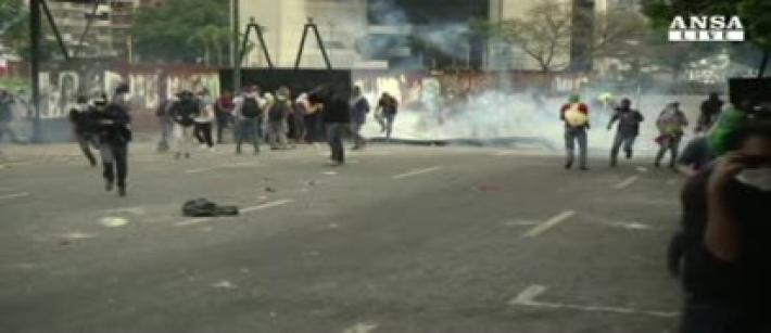 Venezuela: opposizione denuncia, lacrimogeni dentro clinica