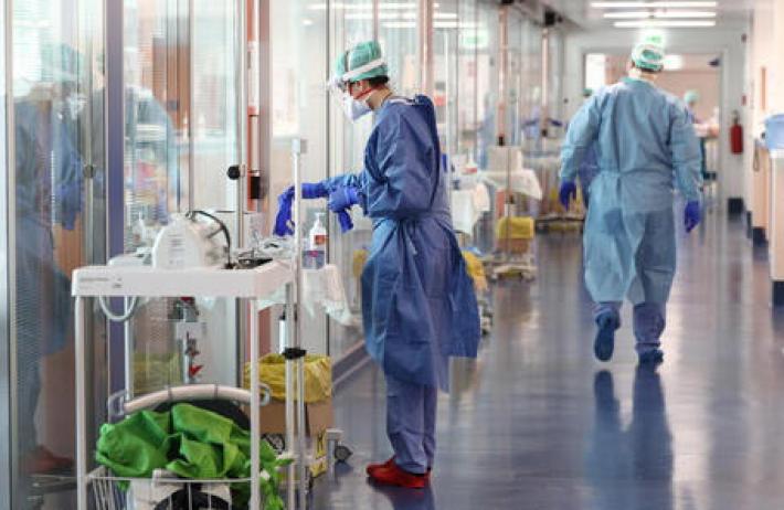 Gimbe, frenano i contagi ma aumentano i morti