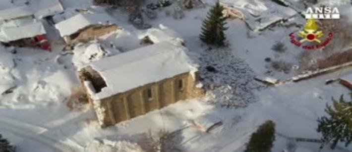 Quel che resta di Amatrice, sommerso dalla neve: il video del drone