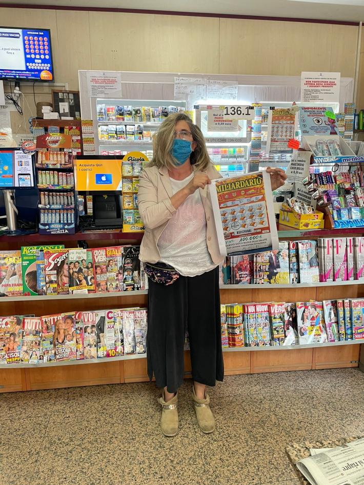 Colpo grosso al bar Alba: cliente gratta e vince 100mila euro